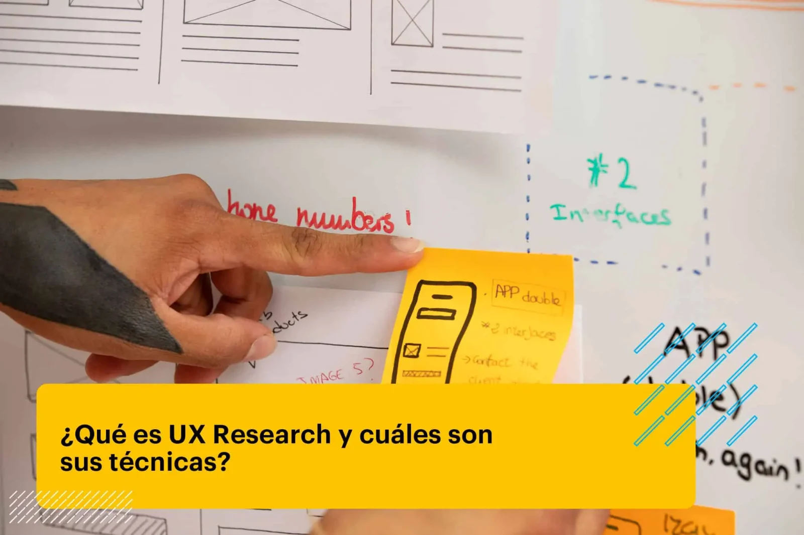 diseñador ux sosteniendo post its sobre prototipos de apps