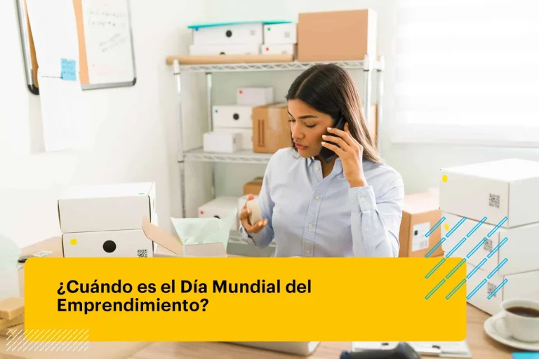 Propietaria de una empresa hablando por teléfono con un cliente mientras prepara paquetes con productos de belleza natural para enviar